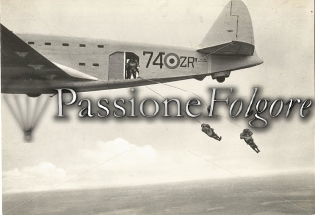 Savoia Marchetti SM82  vista di fianco durante lanci a Viterbo - Passione Folgore