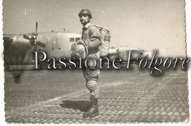 CORSO DOMENICO PRIMA DI UN LANCIO – VITERBO 1956 - Passione Folgore