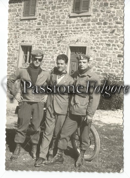 GIORGIO FRESCUCCI RICEVE VISITA A CASA DA DUE SUOI COMMILITONI (1956) - Passione Folgore