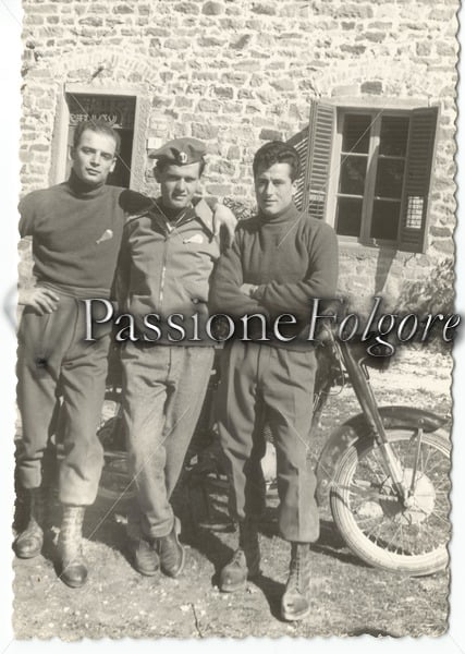 GIORGIO FRESCUCCI RICEVE VISITA A CASA DA DUE SUOI COMMILITONI (1956) - Passione Folgore