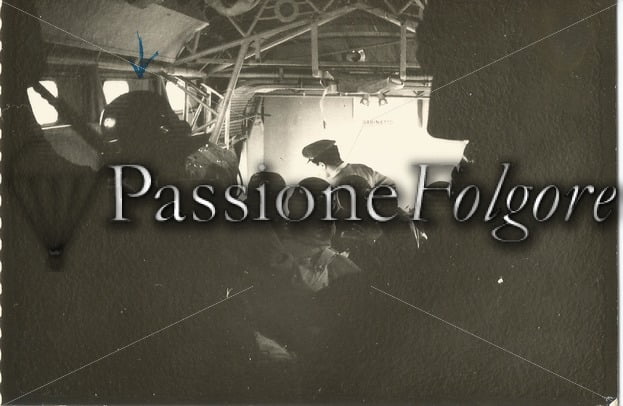 PARACADUTISTI POCO PRIMA DI UN LANCIO DA SM82 - Passione Folgore