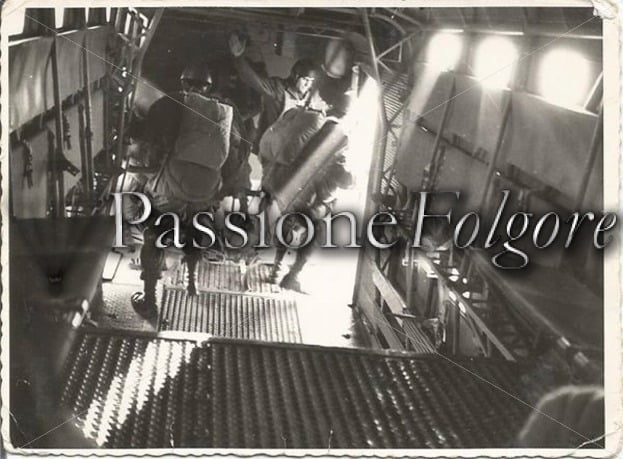 COLOMBO RENATO AL LANCIO DA SM82 (primo/terzo lancio di brevetto-1956) - Passione Folgore