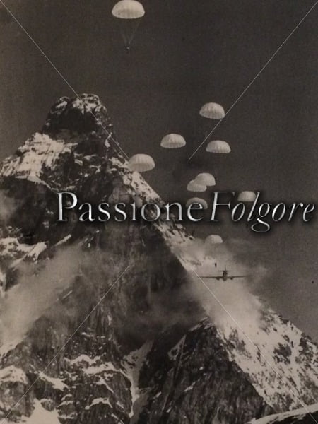 GAETANO ARGENTO (fotografia con sfondo del CERVINO in lanci per Alpini Paracadutisti o Sabotatori) - Passione Folgore