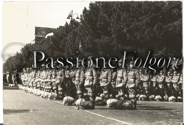 Parata del 2 Giugno 1957 con il Comandante Carlo Mautino - Passione Folgore