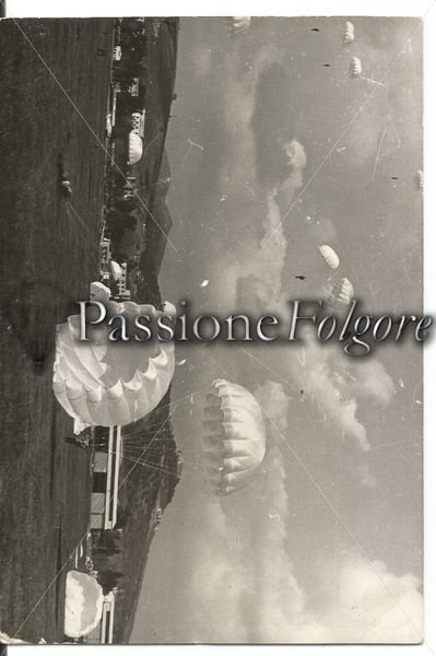 Serg. Ruozi all’atterraggio con trascinamento – studio d’arte FOTO FILM PETRETTI - Passione Folgore